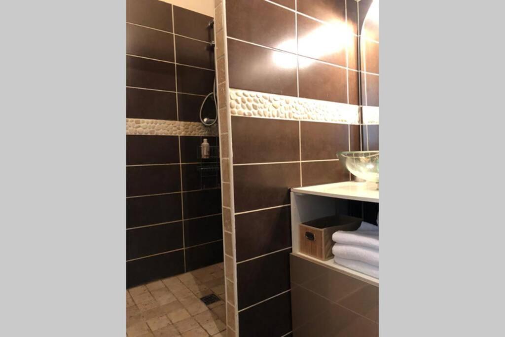 איל-סור-לה-סורג Appart Renove 2 Chambres Avec Clim מראה חיצוני תמונה